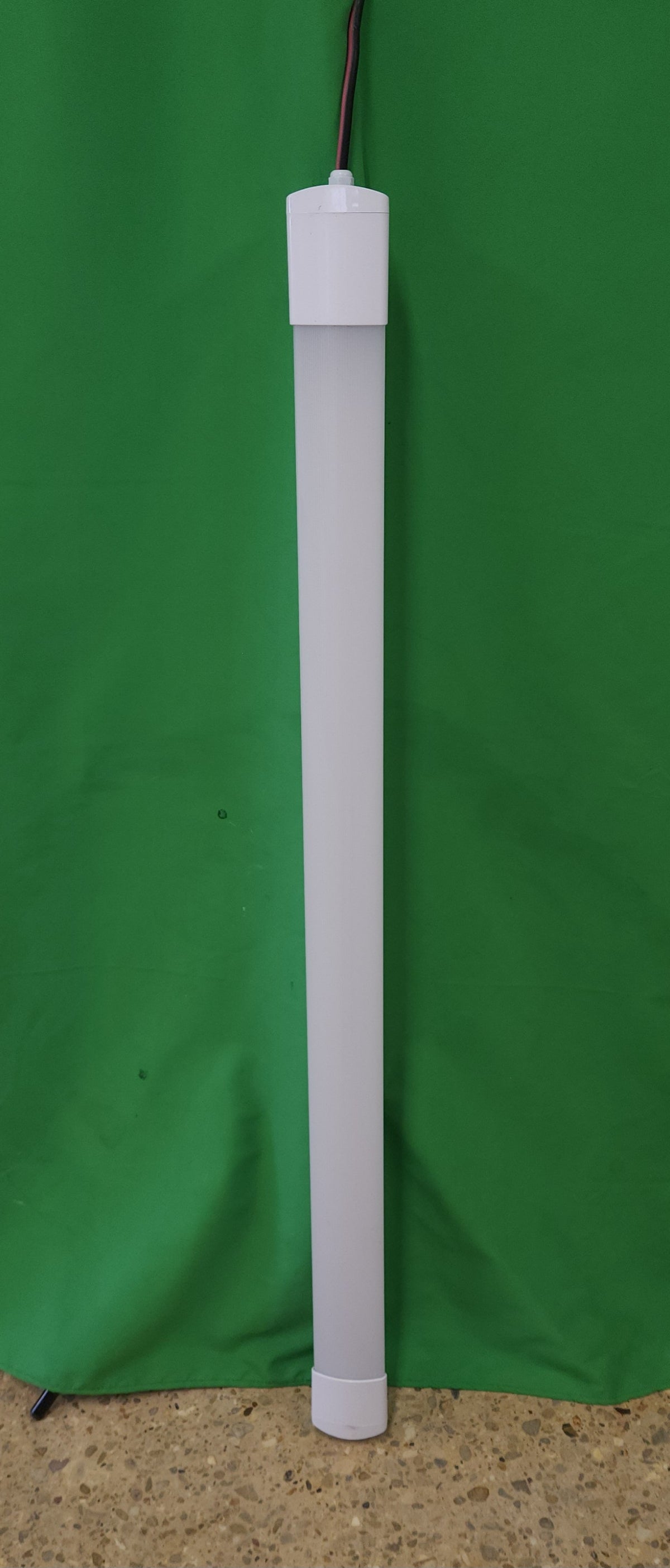Réglette LED étanche SFN Éclairages Diffuled – 120 cm – IP65 – Bon état