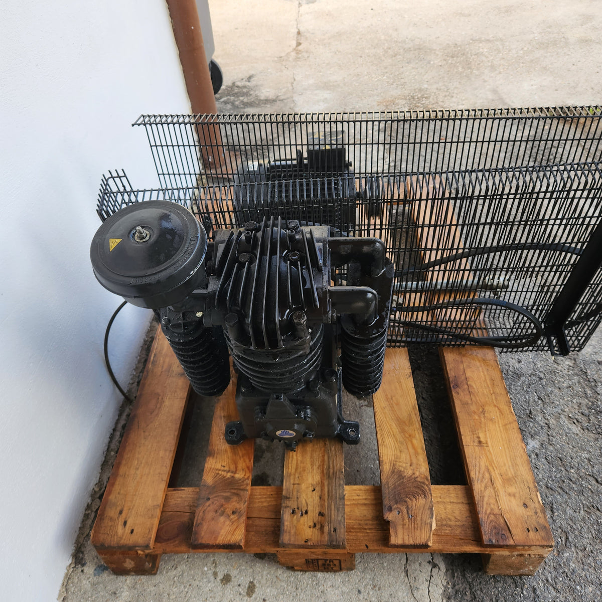 Groupe de compression d’air 5,5 CV (4 kW) triphasé – bloc bicylindre en fonte + moteur, sans cuve – Bon état