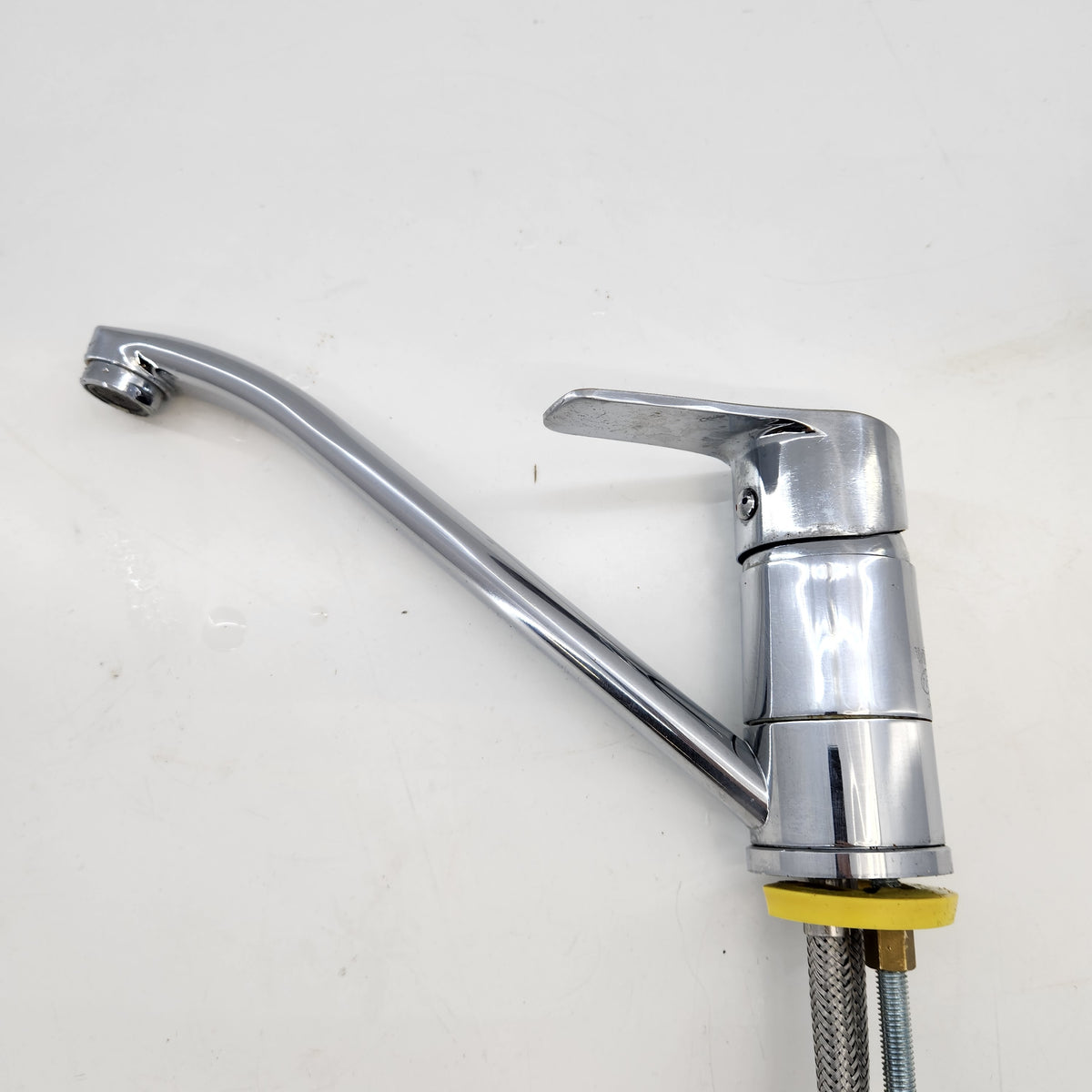 Mitigeur d’évier chromé à bec tube orientable – avec flexibles inox tressés – Bon état