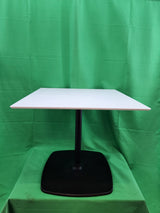 Table carrée moderne blanc / pied central noir – 59 x 59 cm