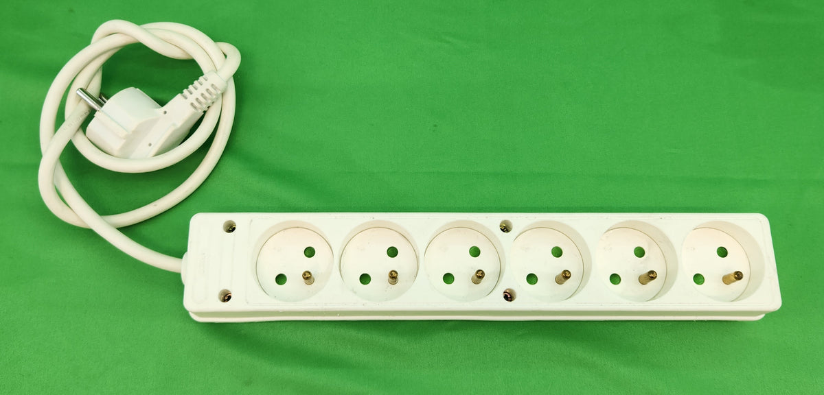 Multiprise 6 prises 16 A avec terre – câble d’environ 1,5 m – fixable au mur ou sous un bureau – Bon état