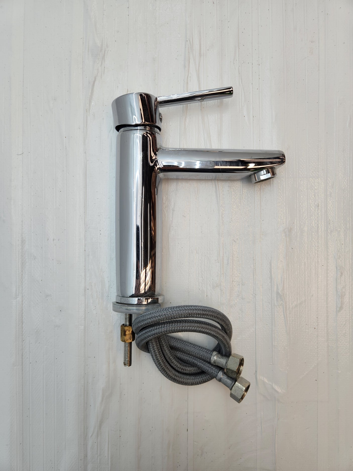 Mitigeur de lavabo chromé avec flexibles