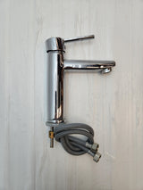 Mitigeur de lavabo chromé avec flexibles
