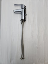 Mitigeur de lavabo chromé avec flexibles