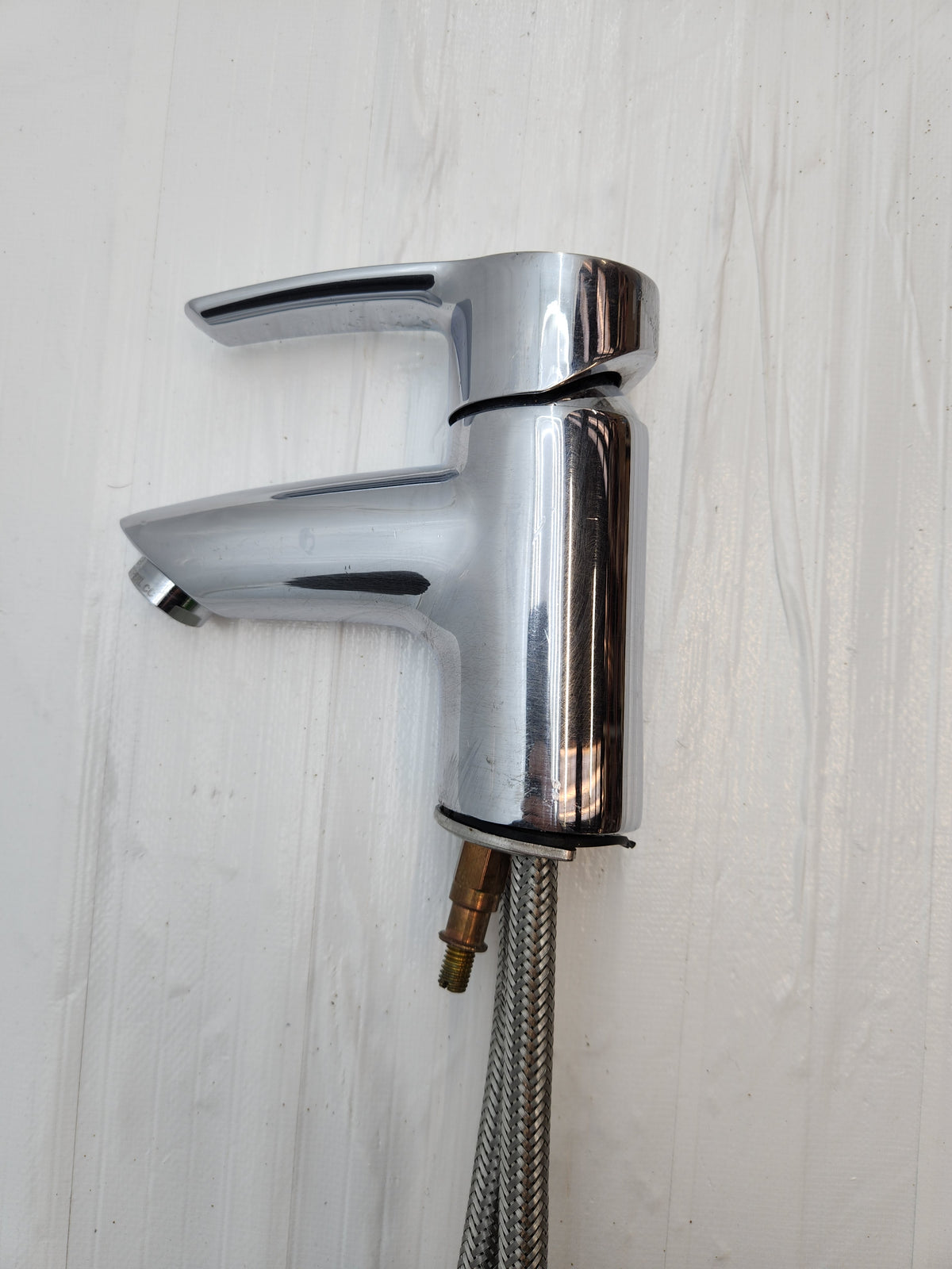 Mitigeur de lavabo chromé avec flexibles