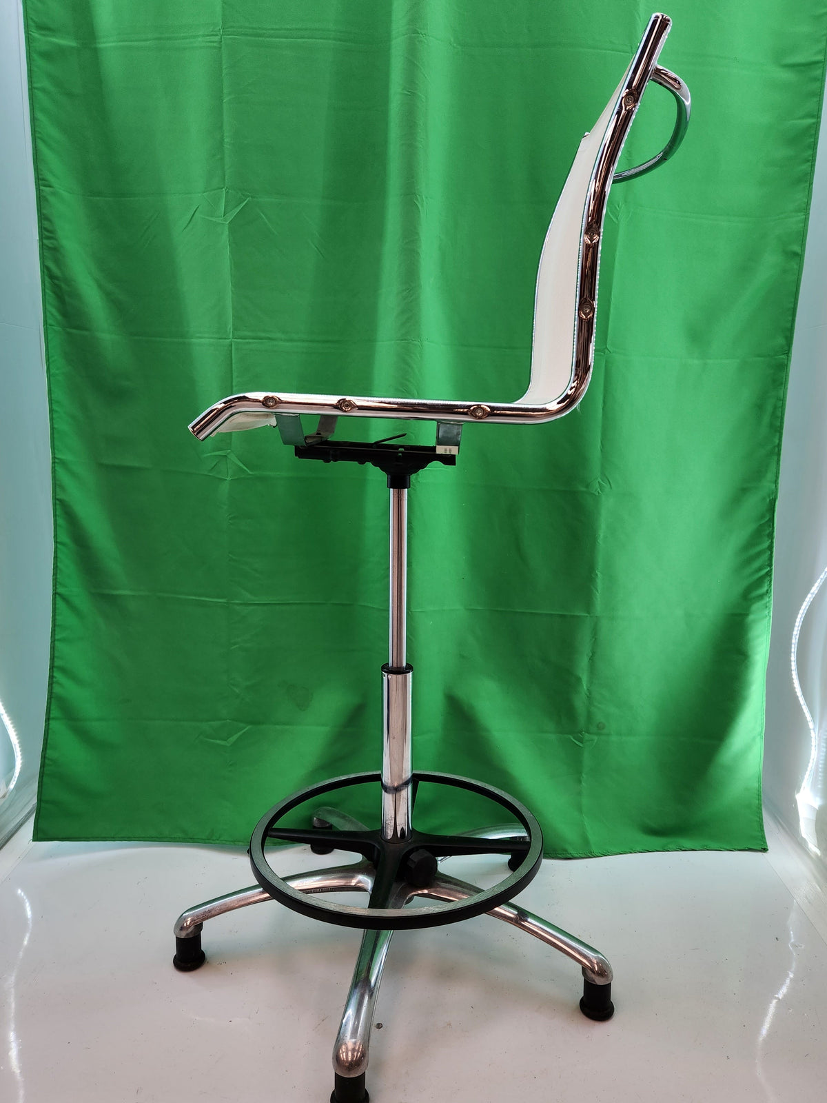 Chaise haute de bureau design – assise mesh blanche – piètement chromé et repose-pieds – Bon état