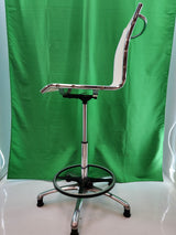 Chaise haute de bureau design – assise mesh blanche – piètement chromé et repose-pieds – Bon état