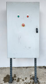 Armoire électrique métallique étanche avec châssis à rails DIN – arrêt d’urgence, voyants et pieds supports – H 162 cm – Bon état