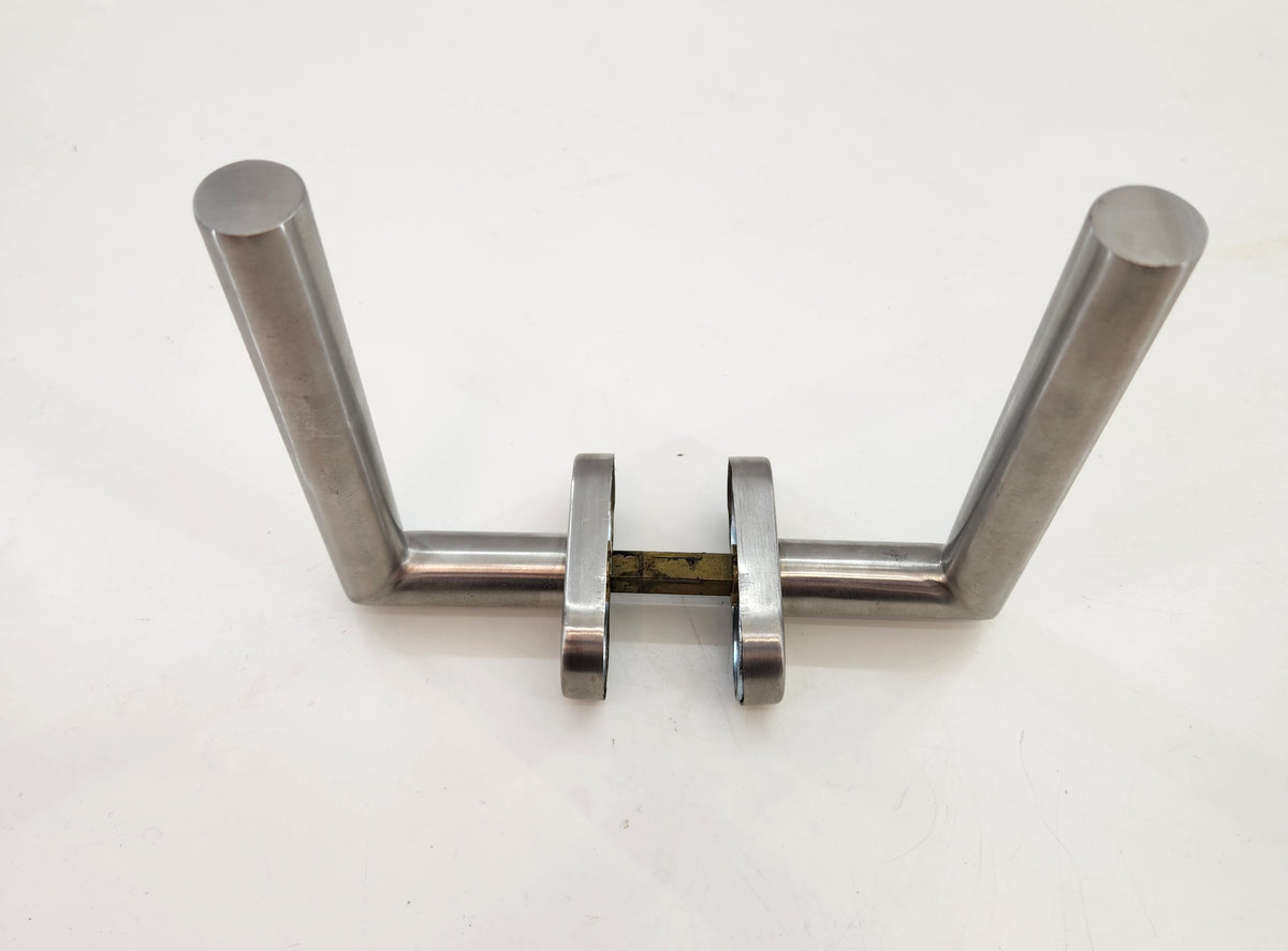 Paire de poignées de porte en inox brossé – béquilles coudées design sur rosaces – avec carré – Bon état
