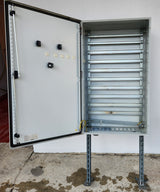 Armoire électrique métallique étanche avec châssis à rails DIN – arrêt d’urgence, voyants et pieds supports – H 162 cm – Bon état