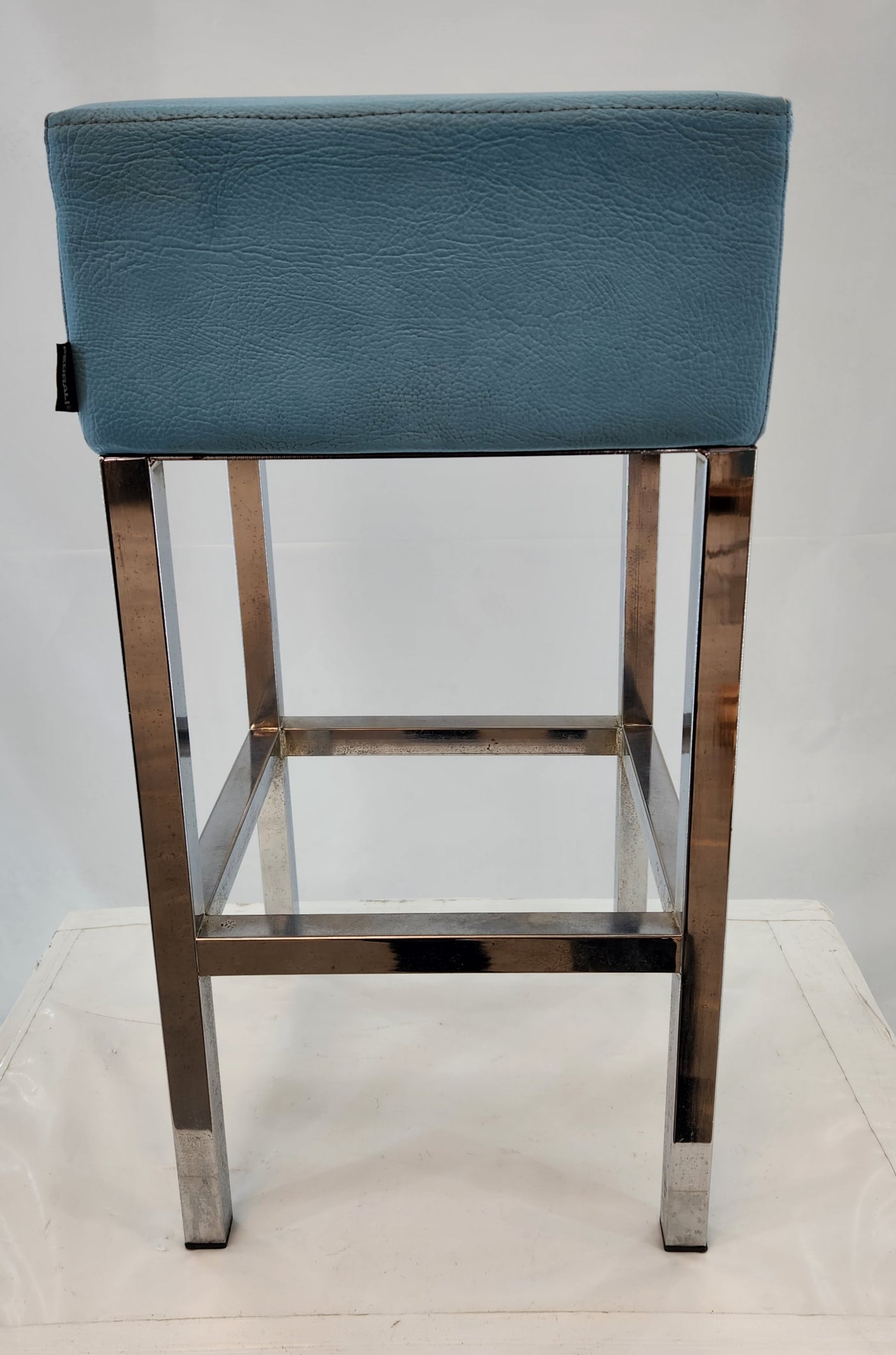 Tabouret design en acier chromé et simili cuir bleu – Bon état