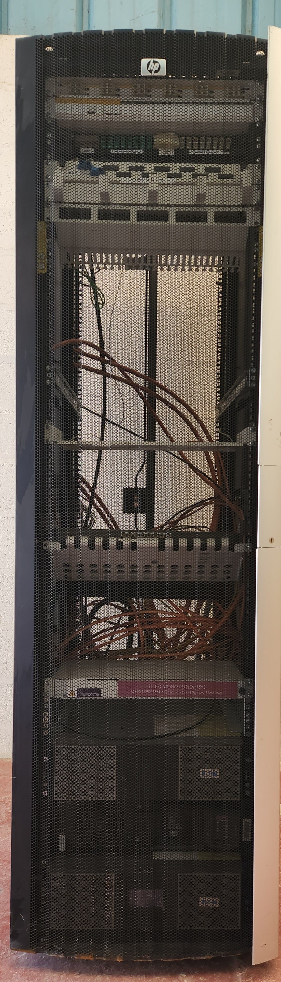 Baie serveur HP complète – rack informatique pro – idéale homelab / réseau