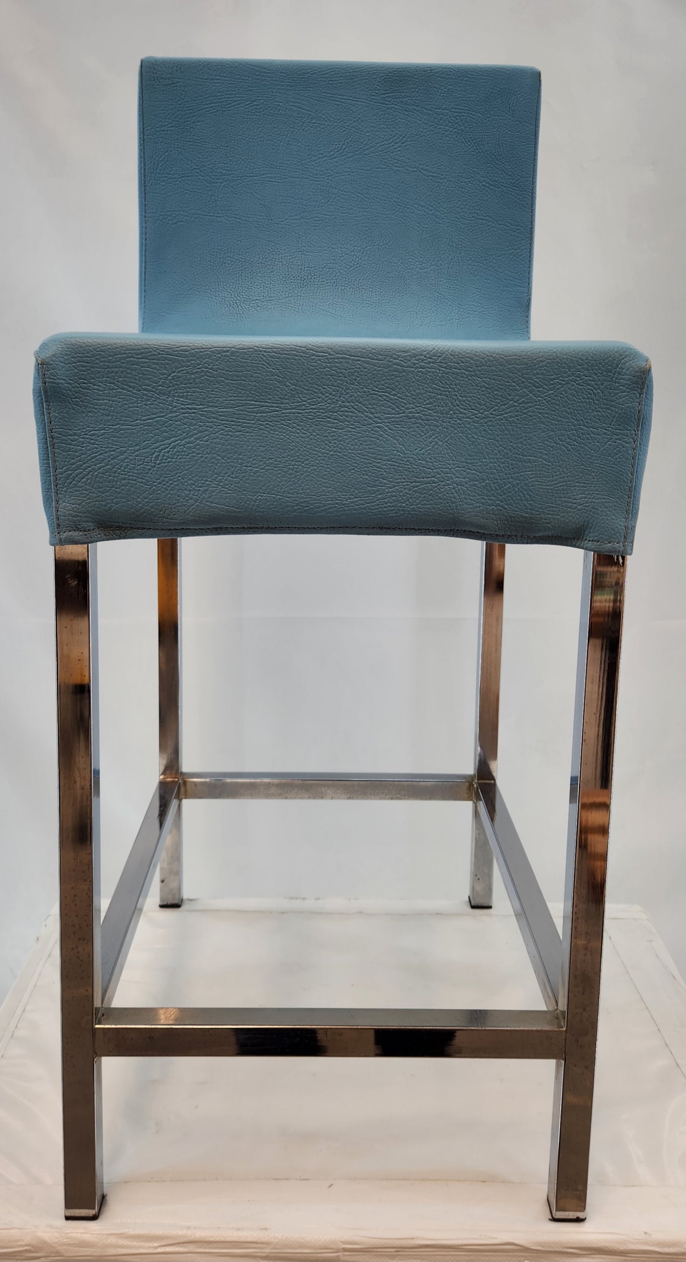 Chaise haute de bar design avec dossier – Structure chromée – Bon état