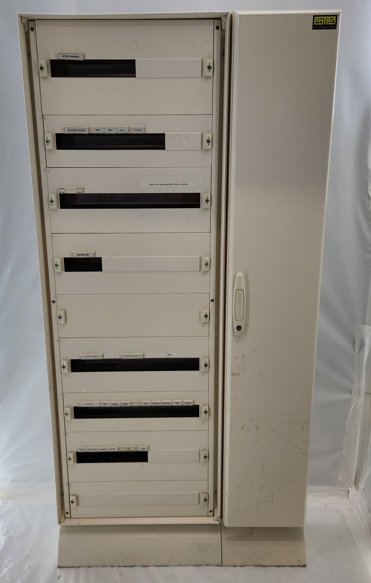 Armoire électrique modulaire avec gaine à câbles latérale – 9 rangées de plastrons, sur socle – H 183 cm – Bon état