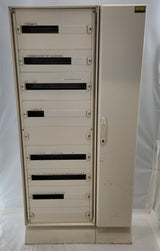 Armoire électrique modulaire avec gaine à câbles latérale – 9 rangées de plastrons, sur socle – H 183 cm – Bon état