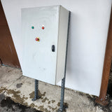 Armoire électrique métallique étanche avec châssis à rails DIN – arrêt d’urgence, voyants et pieds supports – H 162 cm – Bon état