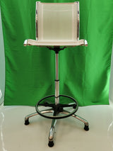 Chaise haute de bureau design – assise mesh blanche – piètement chromé et repose-pieds – Bon état