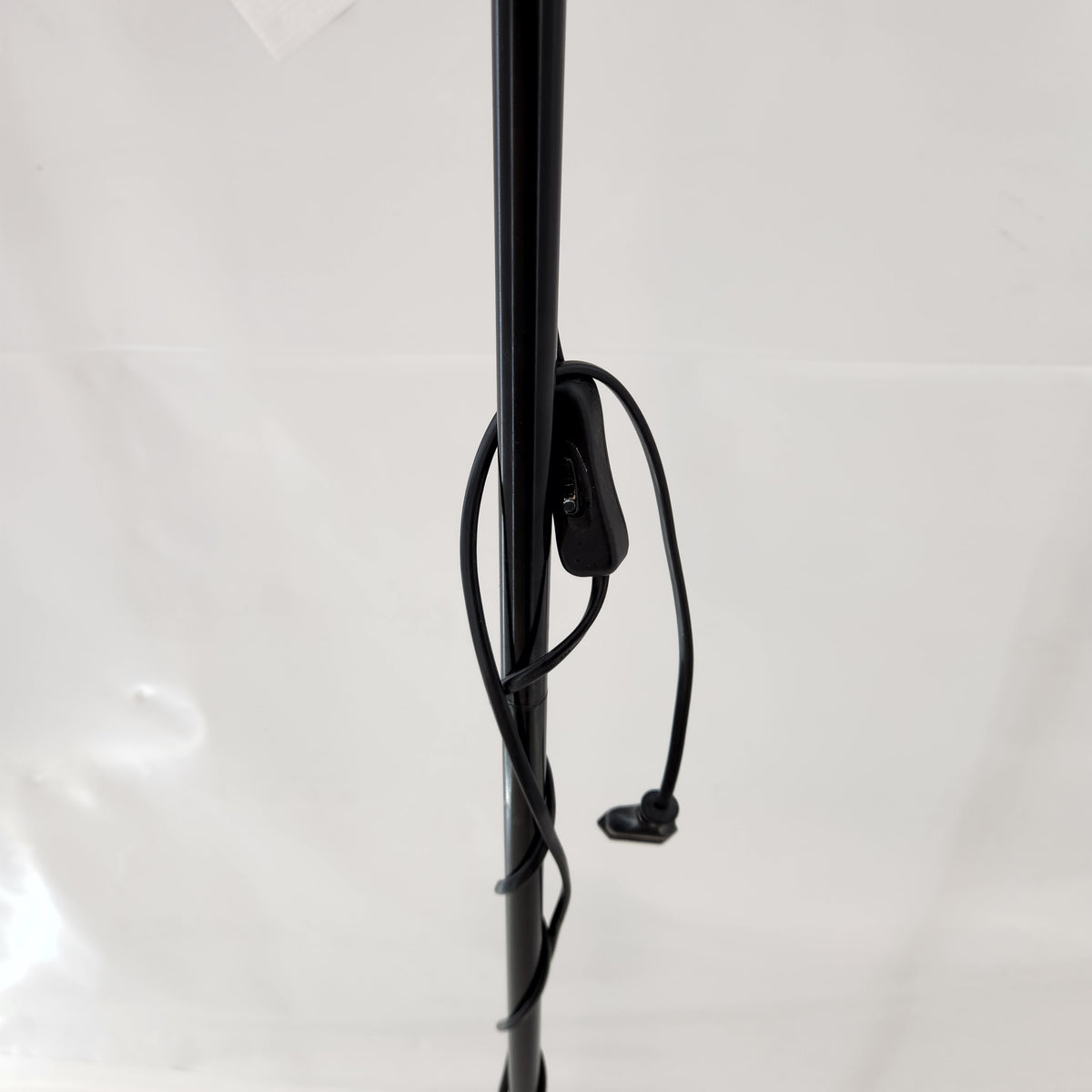 Lampadaire à éclairage indirect – noir et blanc – 175 cm – interrupteur sur fil – Bon état