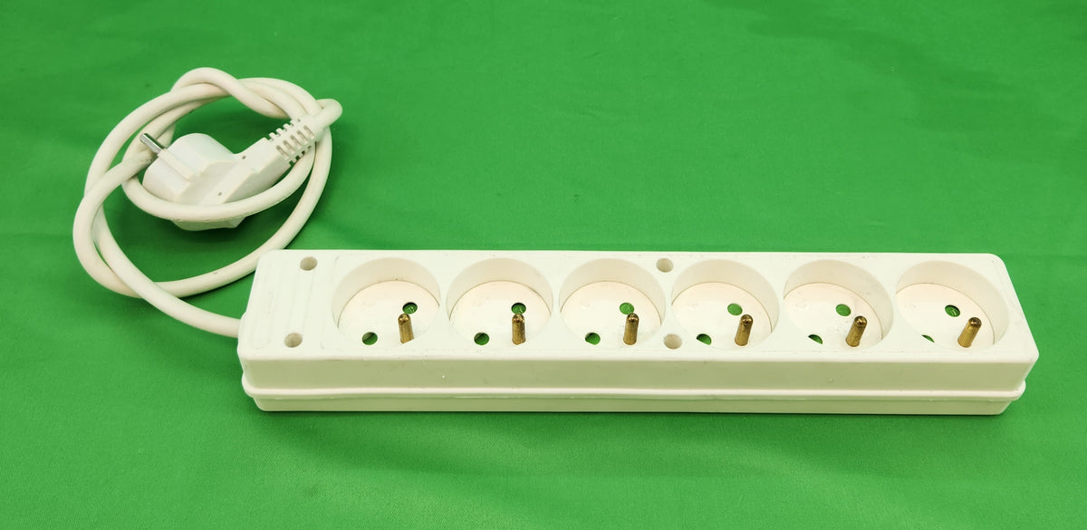 Multiprise 6 prises 16 A avec terre – câble d’environ 1,5 m – fixable au mur ou sous un bureau – Bon état
