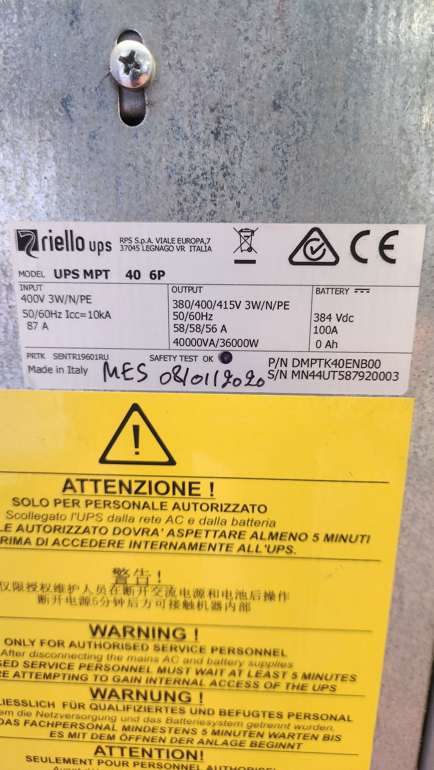 Onduleur Riello Master MPS MPT 40-6P, puissance nominale 40 kVA / ≈ 36 kW, + batteries