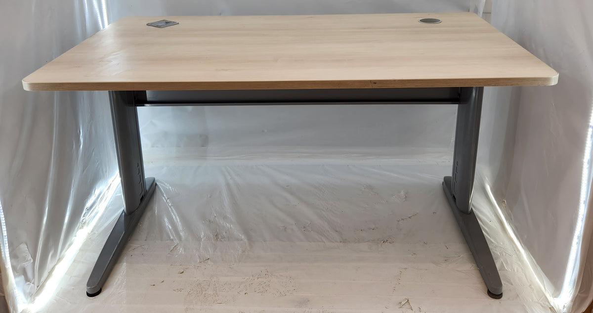 Bureau droit 140 x 80 cm – plateau chêne clair – piètement métal gris – passe-câbles – Bon état