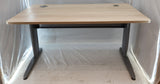Bureau droit 140 x 80 cm – plateau chêne clair – piètement métal gris – passe-câbles – Bon état