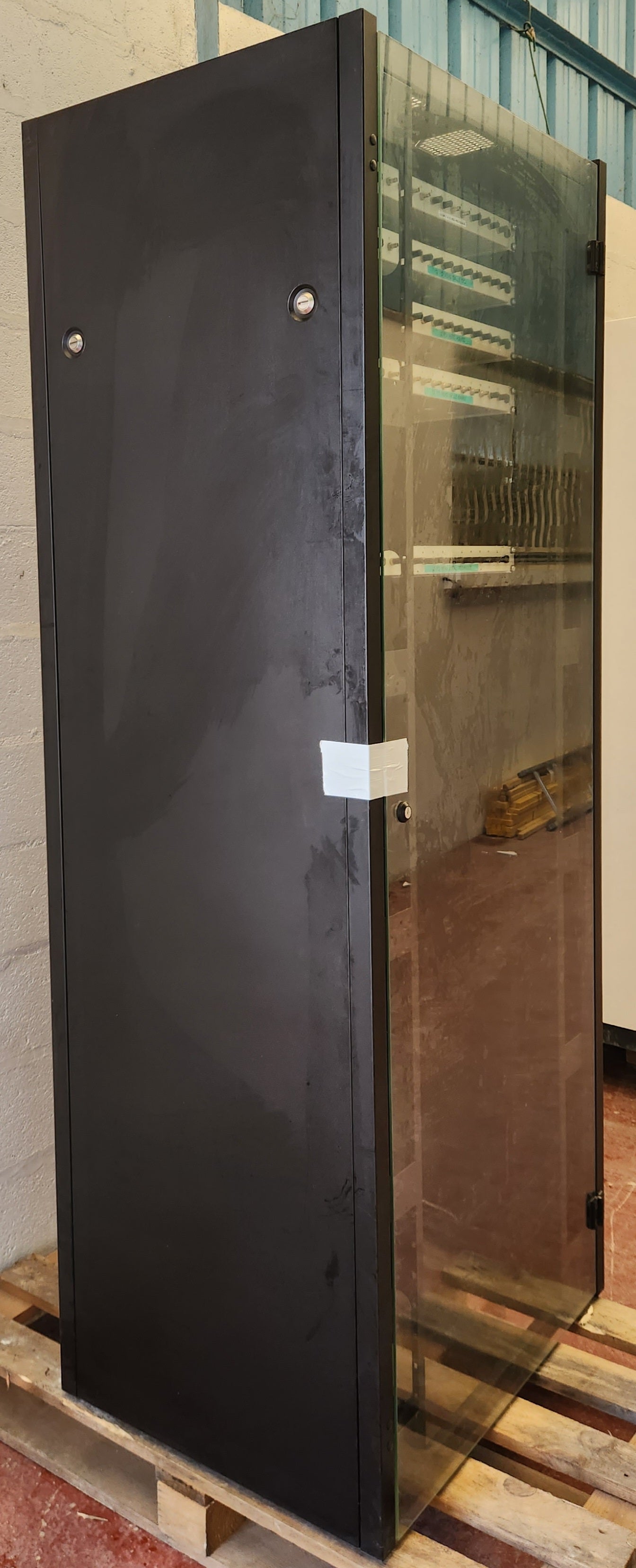 Baie informatique 19 pouces 42U – porte vitrée – rack réseau complet