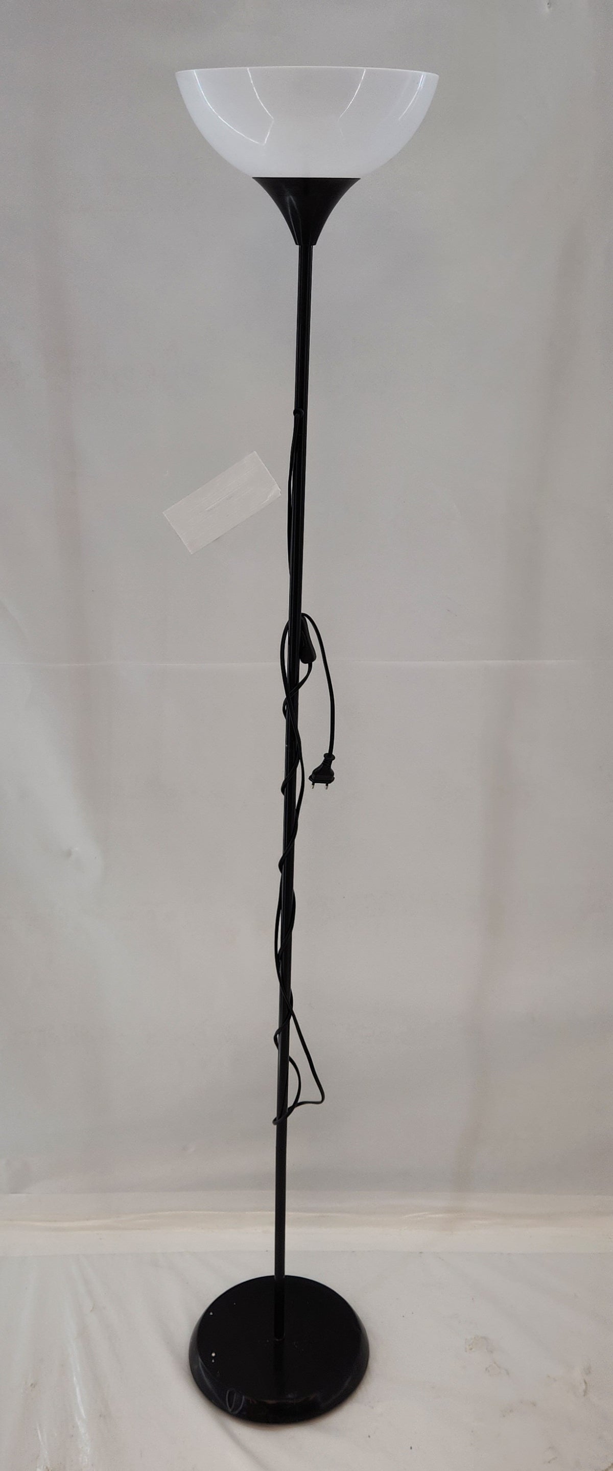 Lampadaire à éclairage indirect – noir et blanc – 175 cm – interrupteur sur fil – Bon état