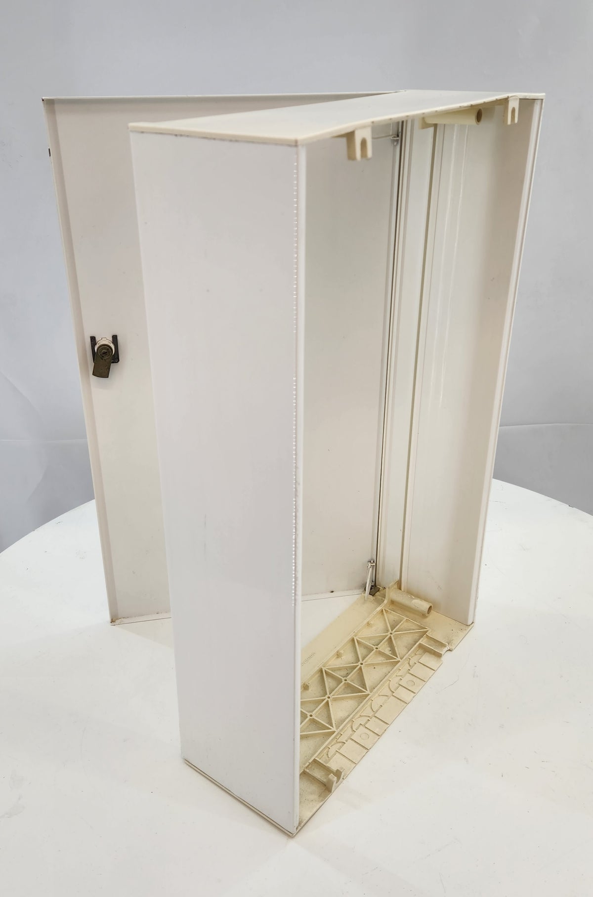 Coffret électrique vide en saillie avec porte pleine – 52,5 x 32,5 cm – fermeture quart de tour – Bon état