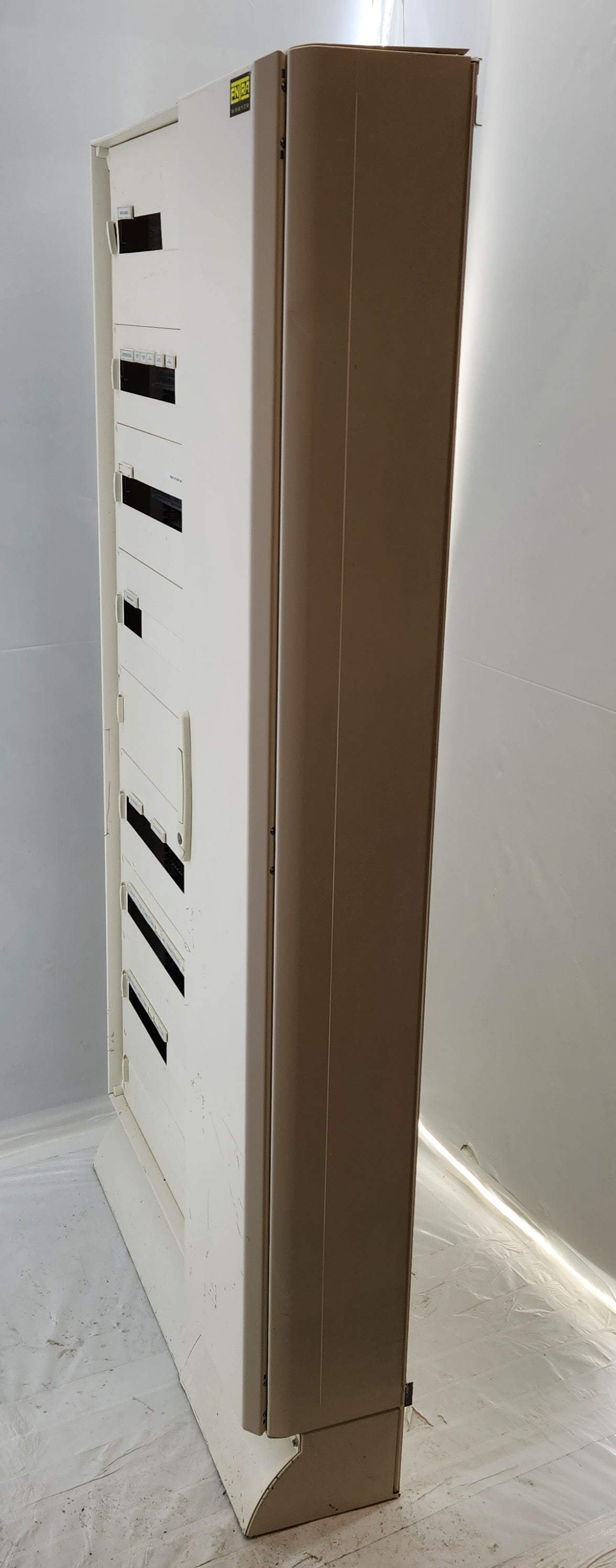 Armoire électrique modulaire avec gaine à câbles latérale – 9 rangées de plastrons, sur socle – H 183 cm – Bon état