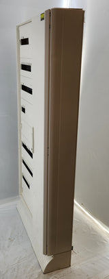 Armoire électrique modulaire avec gaine à câbles latérale – 9 rangées de plastrons, sur socle – H 183 cm – Bon état