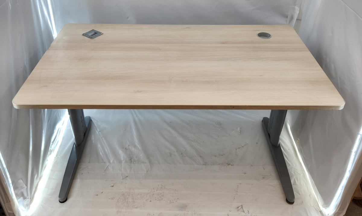 Bureau droit 140 x 80 cm – plateau chêne clair – piètement métal gris – passe-câbles – Bon état