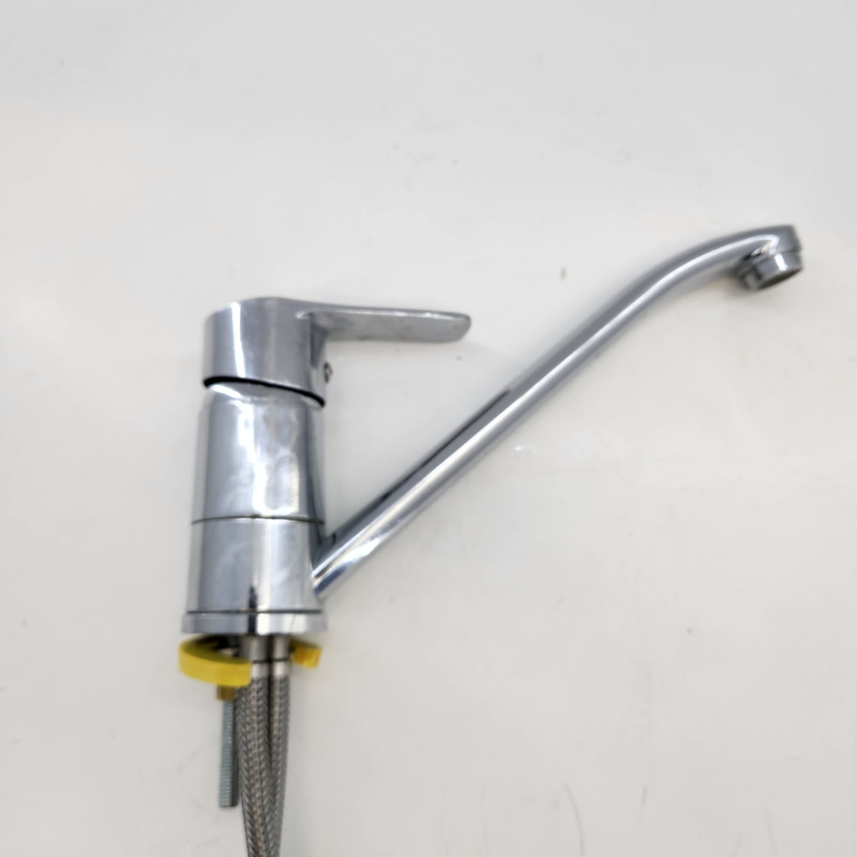 Mitigeur d’évier chromé à bec tube orientable – avec flexibles inox tressés – Bon état