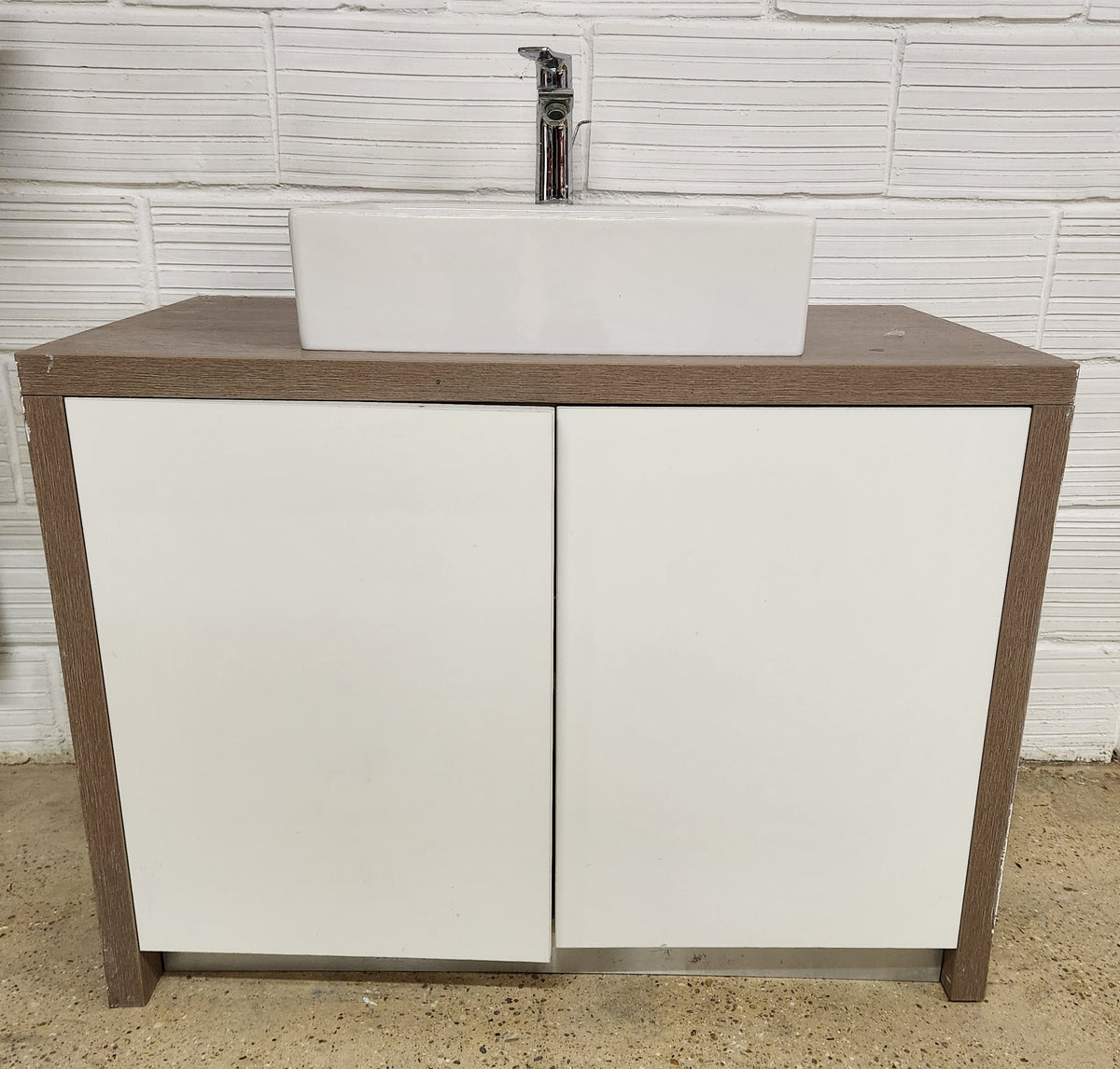 Meuble vasque 97 cm – 2 portes blanches + plan bois – vasque céramique à poser + mitigeur – Bon état