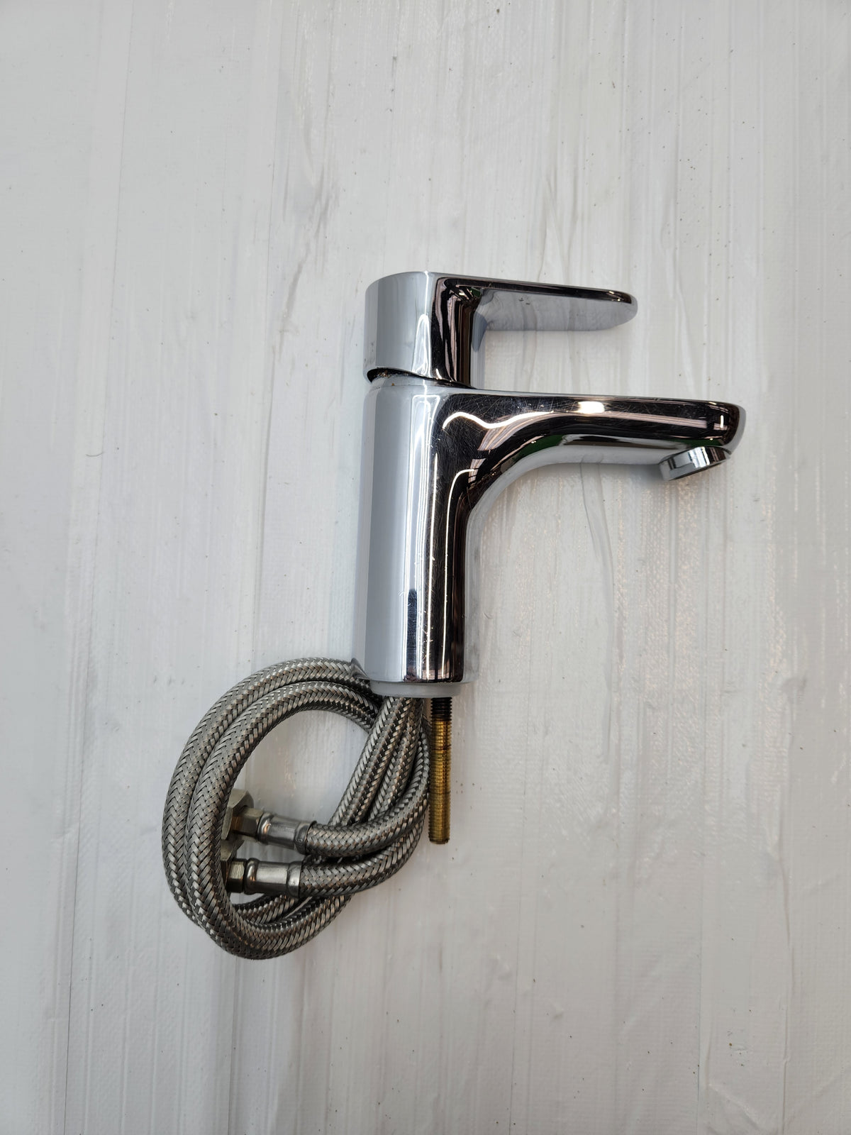 Mitigeur de lavabo chromé avec flexibles