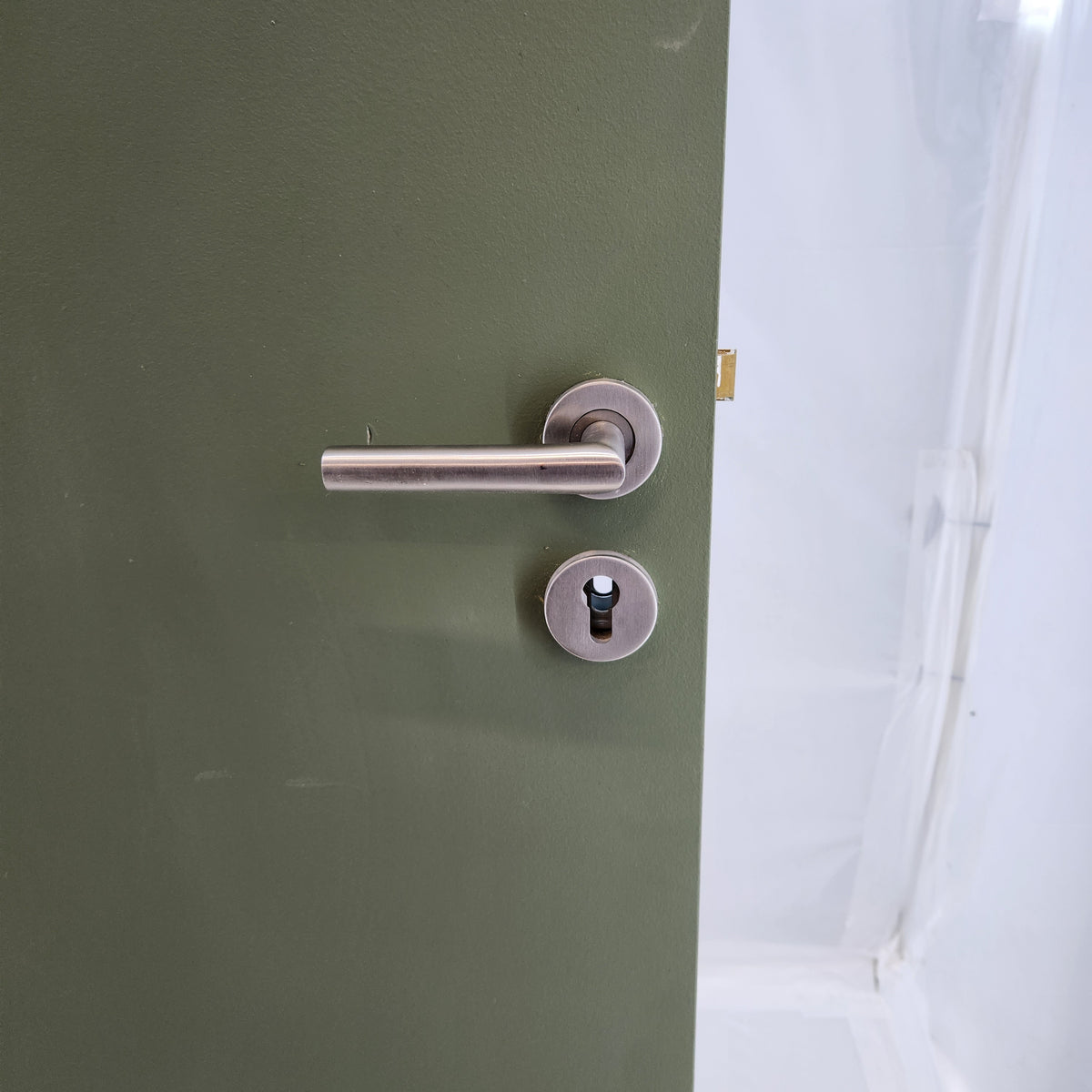 Bloc-porte intérieur 93 cm vert olive avec huisserie et poignée inox – Bon état