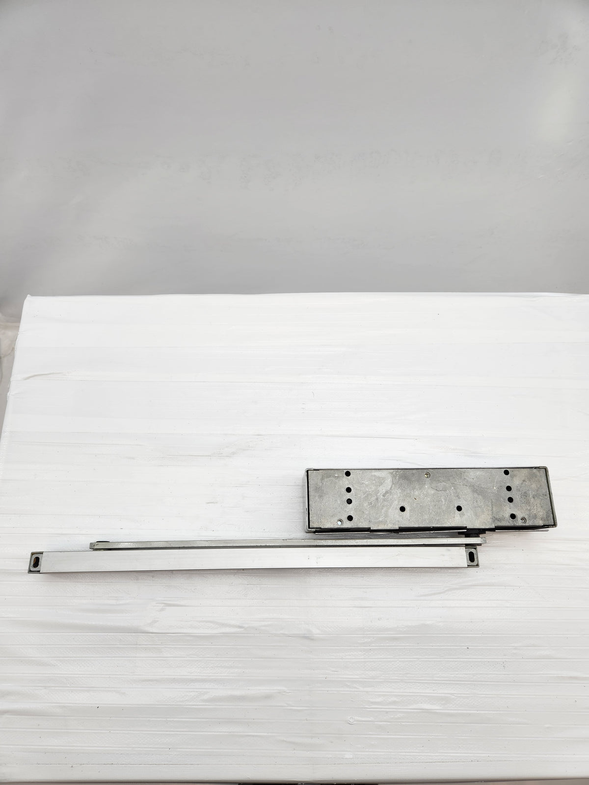 Ferme-porte hydraulique avec bras – fermeture automatique