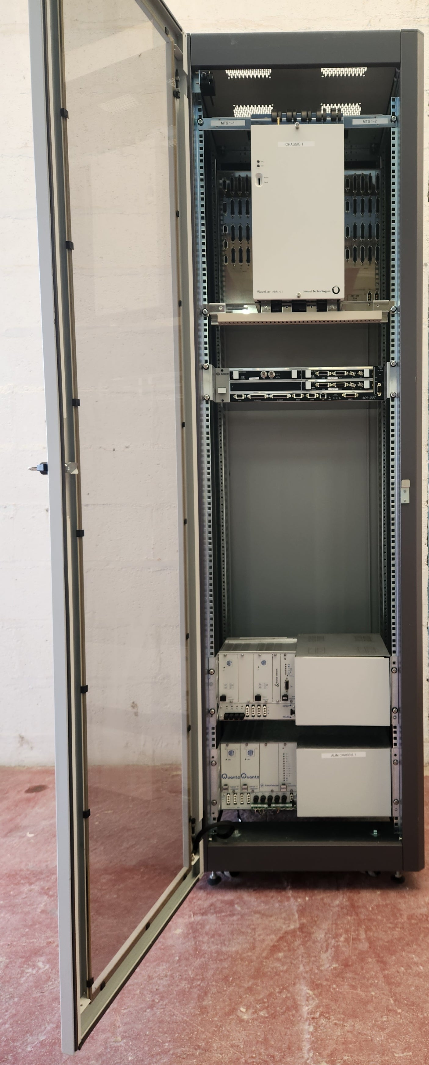 Baie informatique / armoire réseau industrielle complète – 42U env.