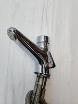 Mitigeur de lavabo chromé avec flexibles