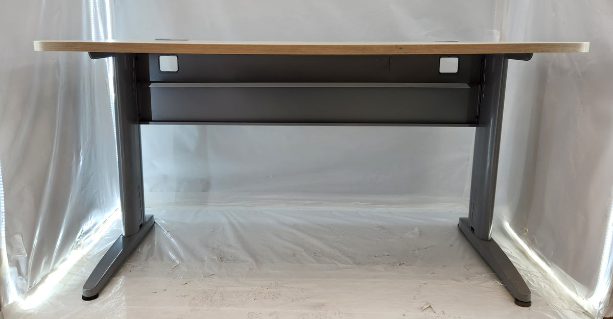 Bureau droit 140 x 80 cm – plateau chêne clair – piètement métal gris – passe-câbles – Bon état