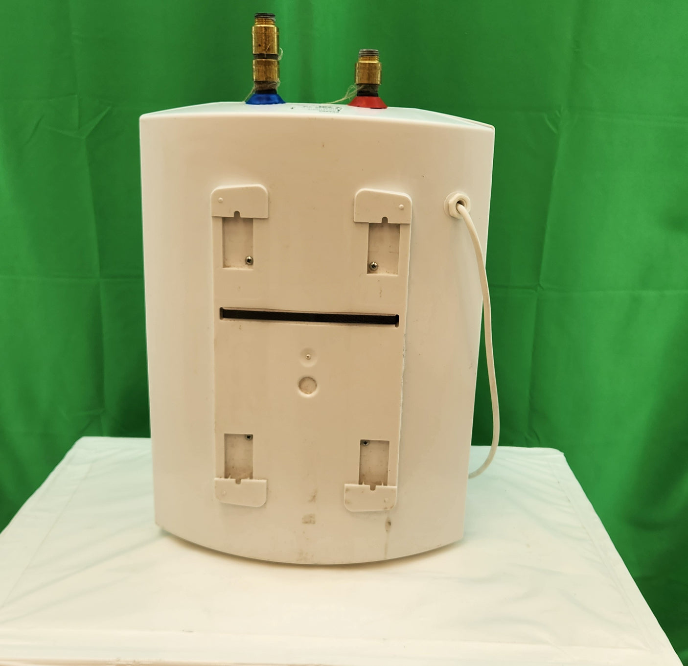 Chauffe-eau électrique 10L Evenes – compact sous évier