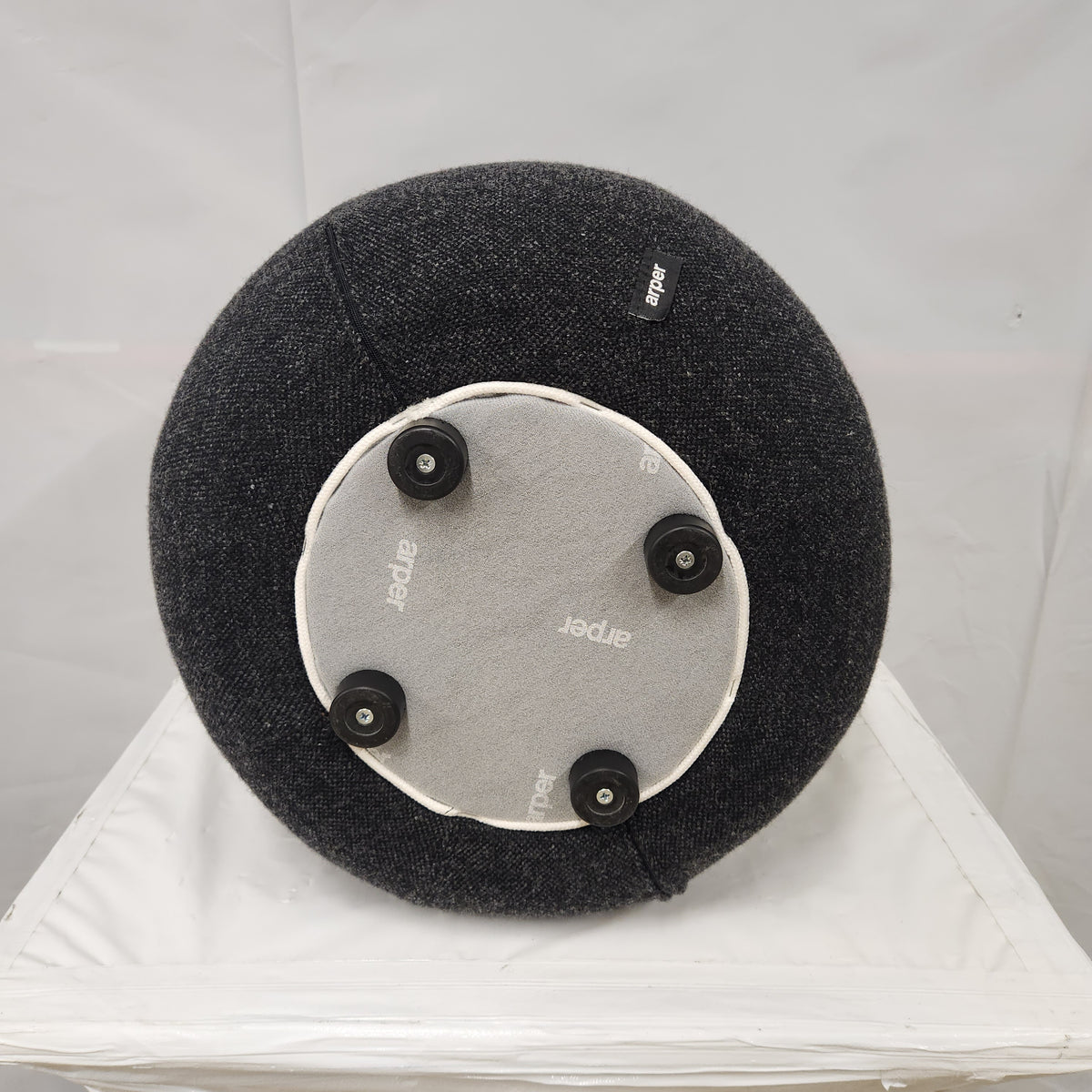 Pouf / tabouret bas Arper - tissu chiné gris anthracite - roulettes - Très bon état