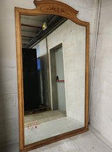Grand miroir ancien à fronton 235 x 131 cm – cadre bois à décor floral – Bon état