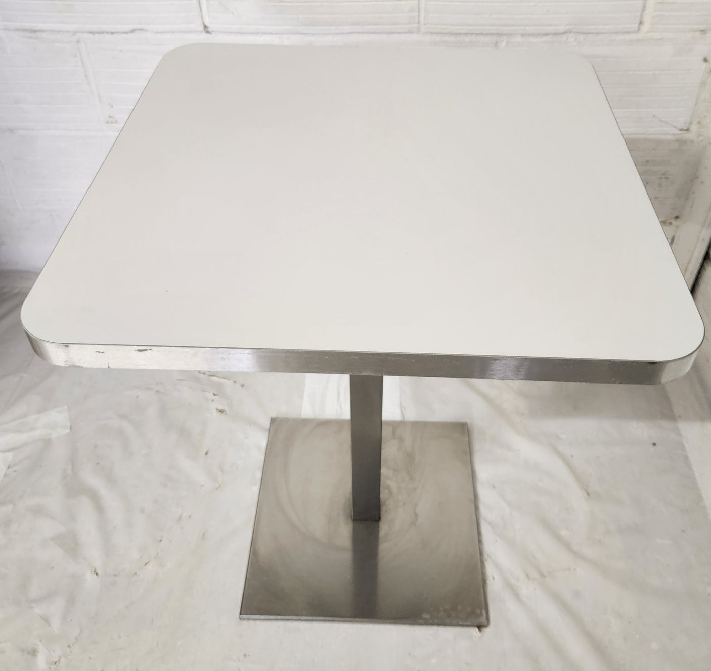 Table carrée 60 × 60 cm – Piètement inox – Bon état