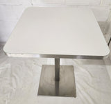 Table carrée 60 × 60 cm – Piètement inox – Bon état