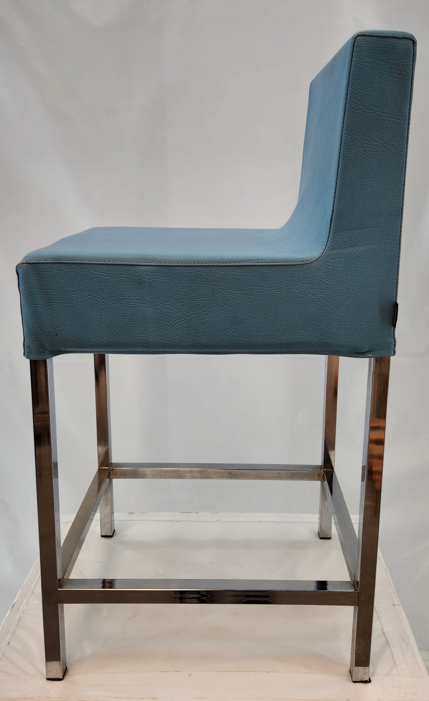 Chaise haute de bar design avec dossier – Structure chromée – Bon état